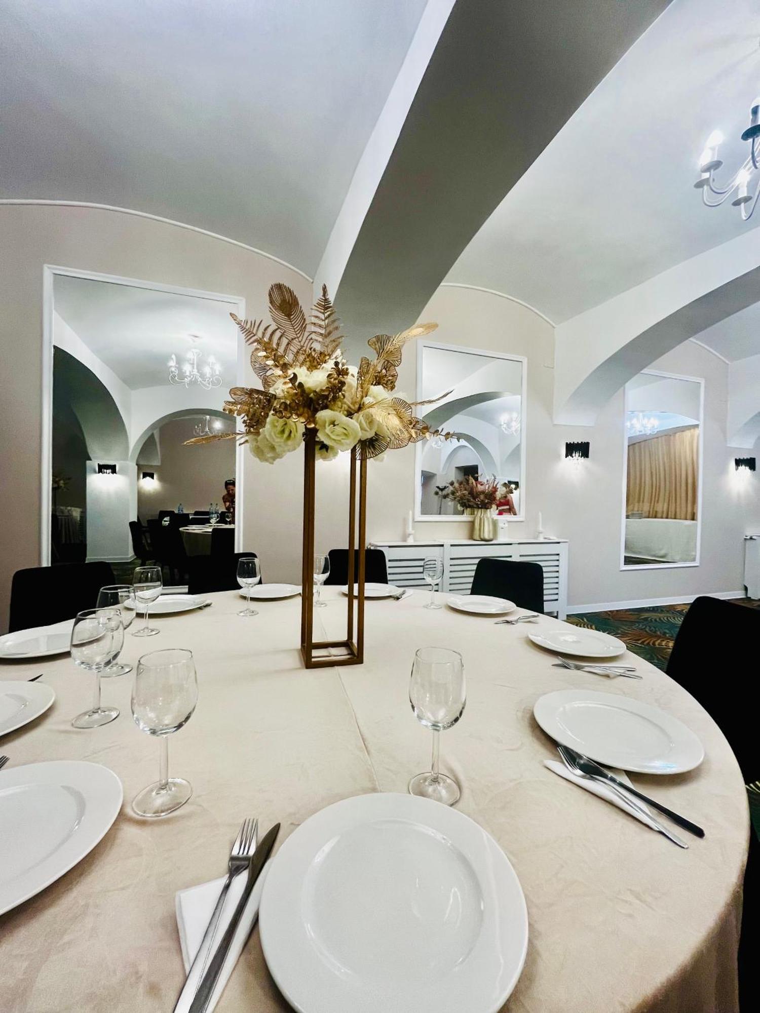Hotel Cochet Boutique Târgu Jiu Zewnętrze zdjęcie