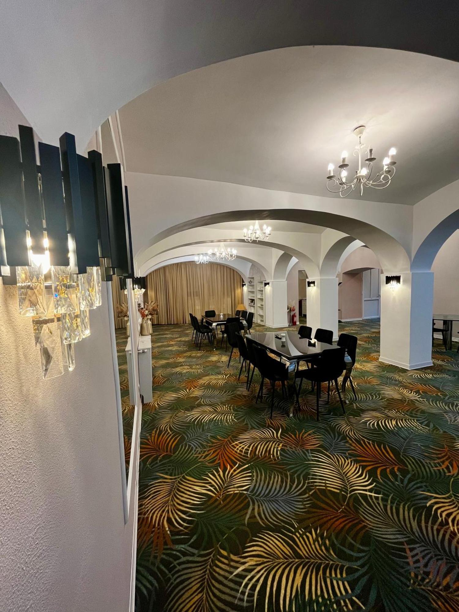 Hotel Cochet Boutique Târgu Jiu Zewnętrze zdjęcie